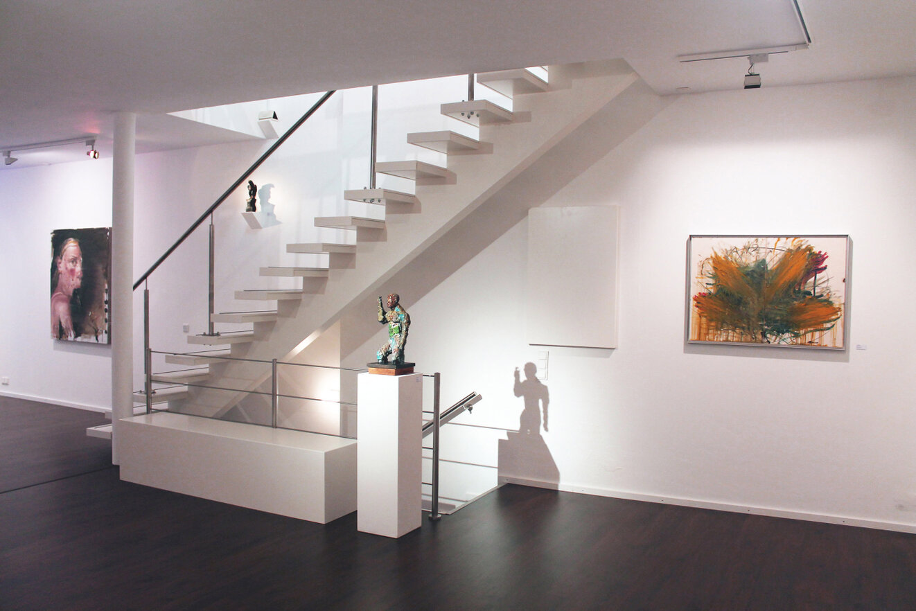 Exhibition view Baden-Baden It shows a picture of an exhibition in the gallery with Mike MacKeldey, Markus Lüpertz and Arnulf Rainer.